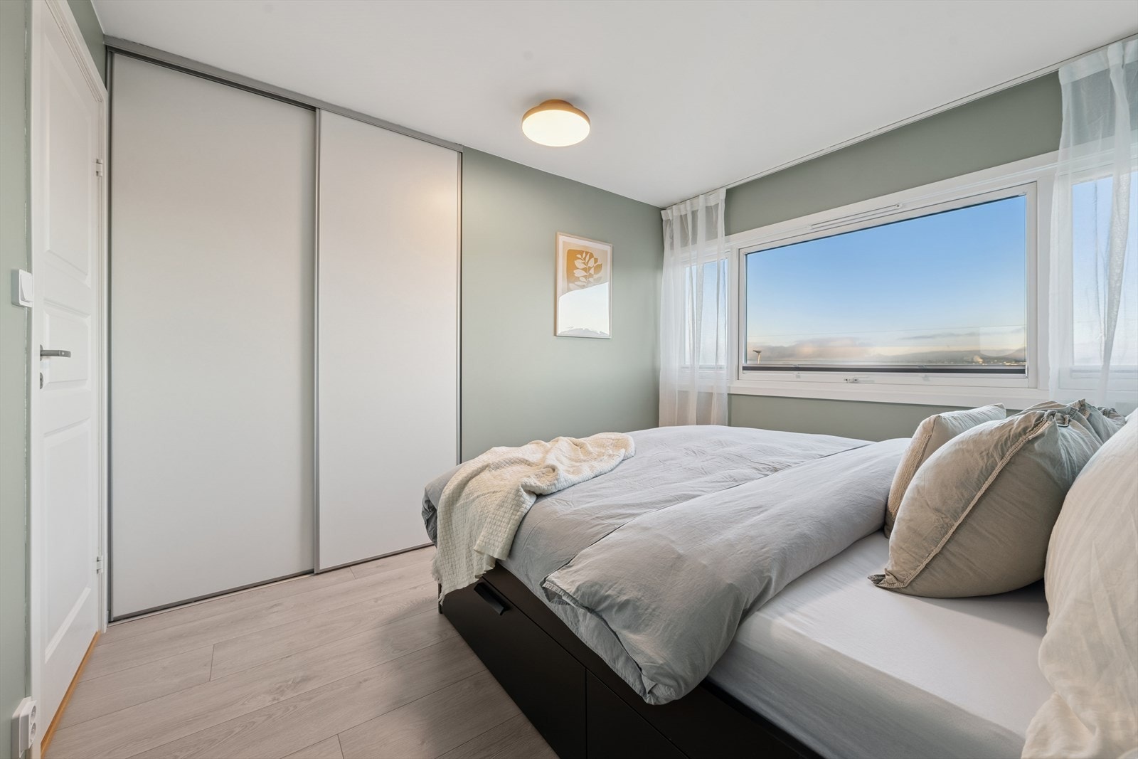 Garderobeløsning og nydelig utsikt. Galleribilde