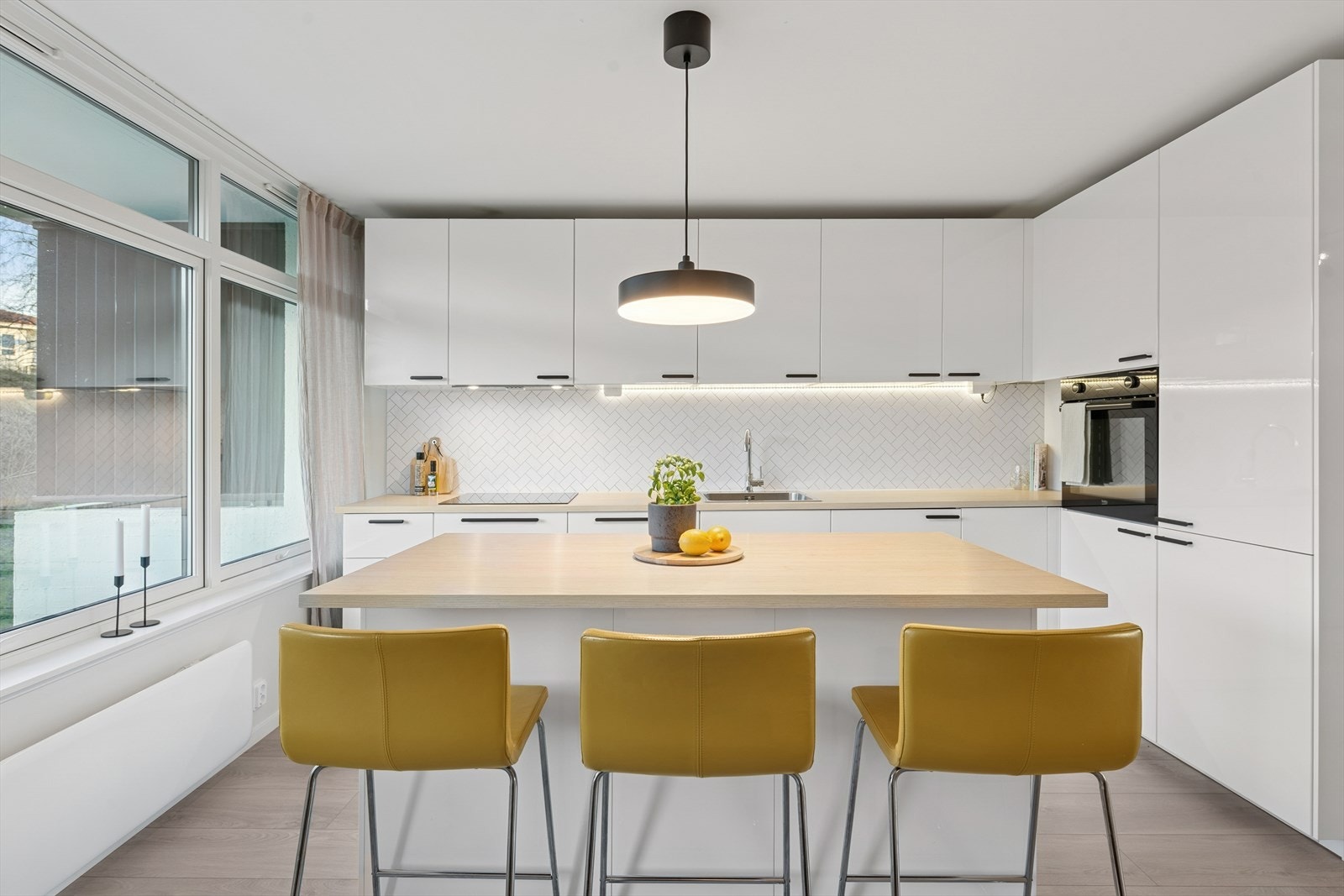 Kjekk bar-løsning på enden med plass for flere bar-krakker. Galleribilde