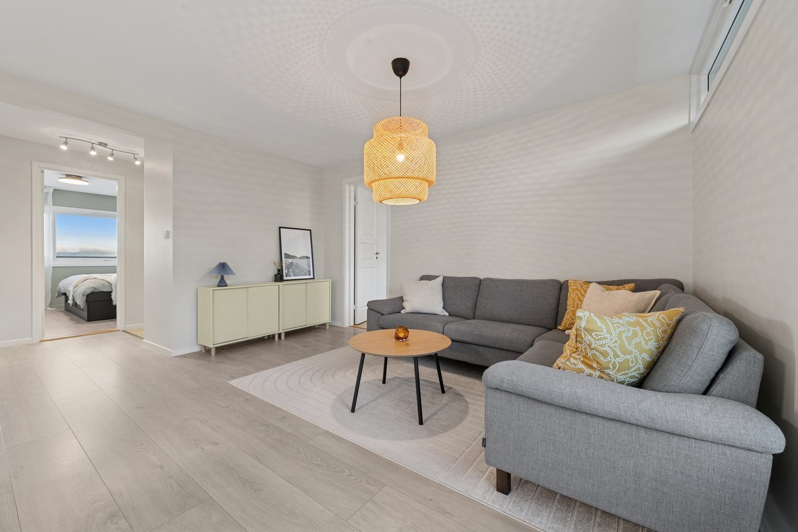 Sofakroken finner fort sin naturlige plass i rommet, og tv-en kan med fordel plasseres mot/på vegg. Galleribilde