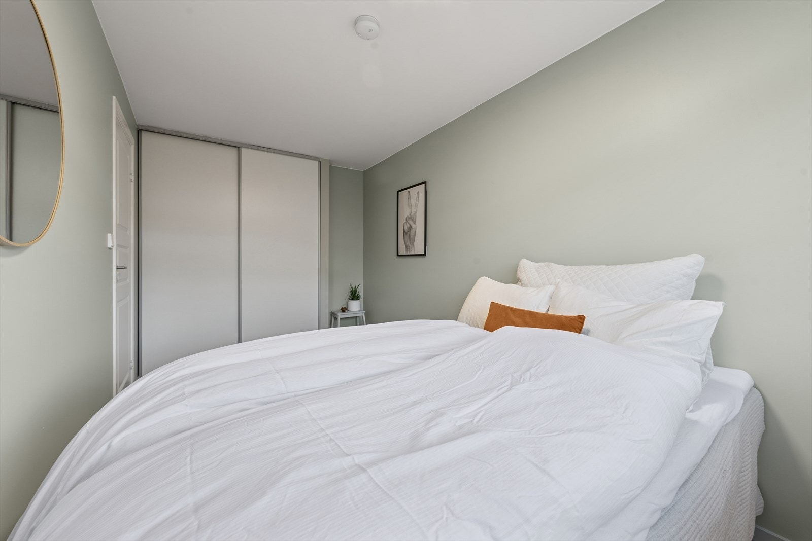 Her er det god plass for dobbeltseng, nattbord og innebygget skyvedørsgarderobe. Galleribilde