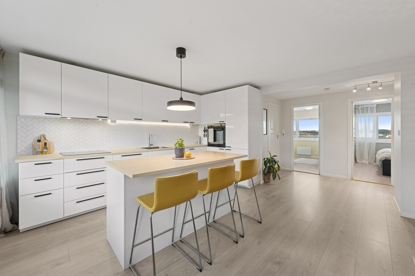 Her har en alt en måtte trenge av både skap-, skuff- og benkeplass. Galleribilde