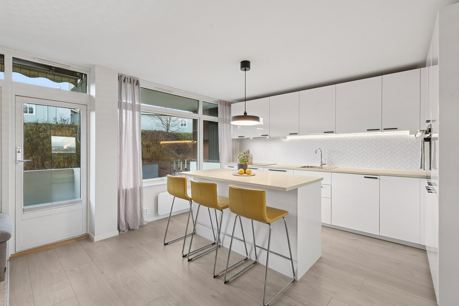 Kjøkkenet fremstår som stilrent og moderne. Innredningen er fra 2021/2022. Galleribilde