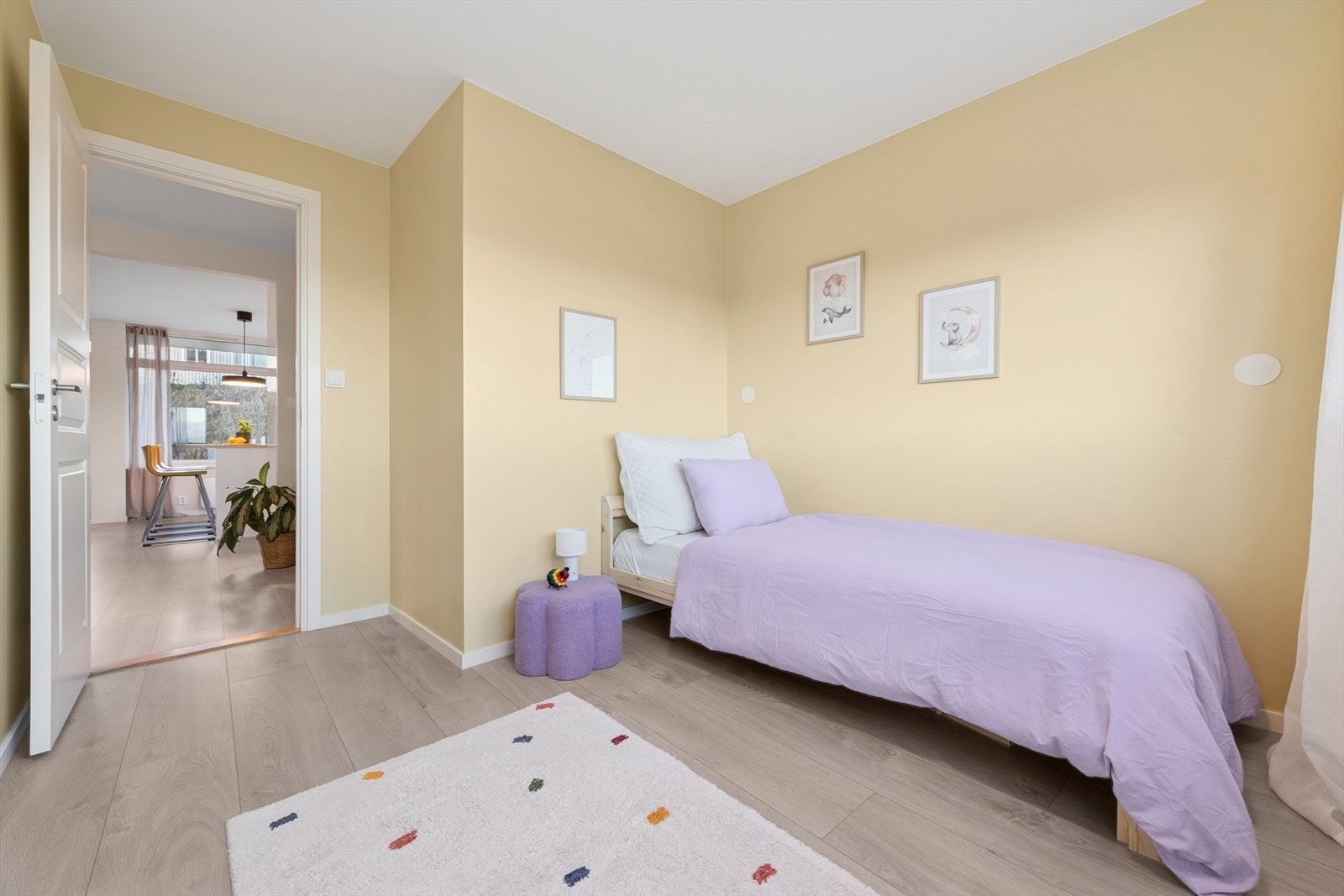 Rommet er malt i en pastell gulfarge, perfekt som et barnerom. Galleribilde