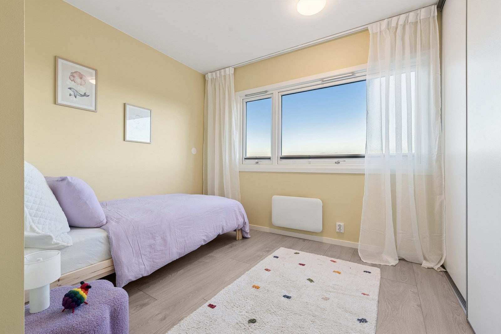 Koselig soverom, her også med utsikt og nydelig himmel morgen og kveld. Galleribilde