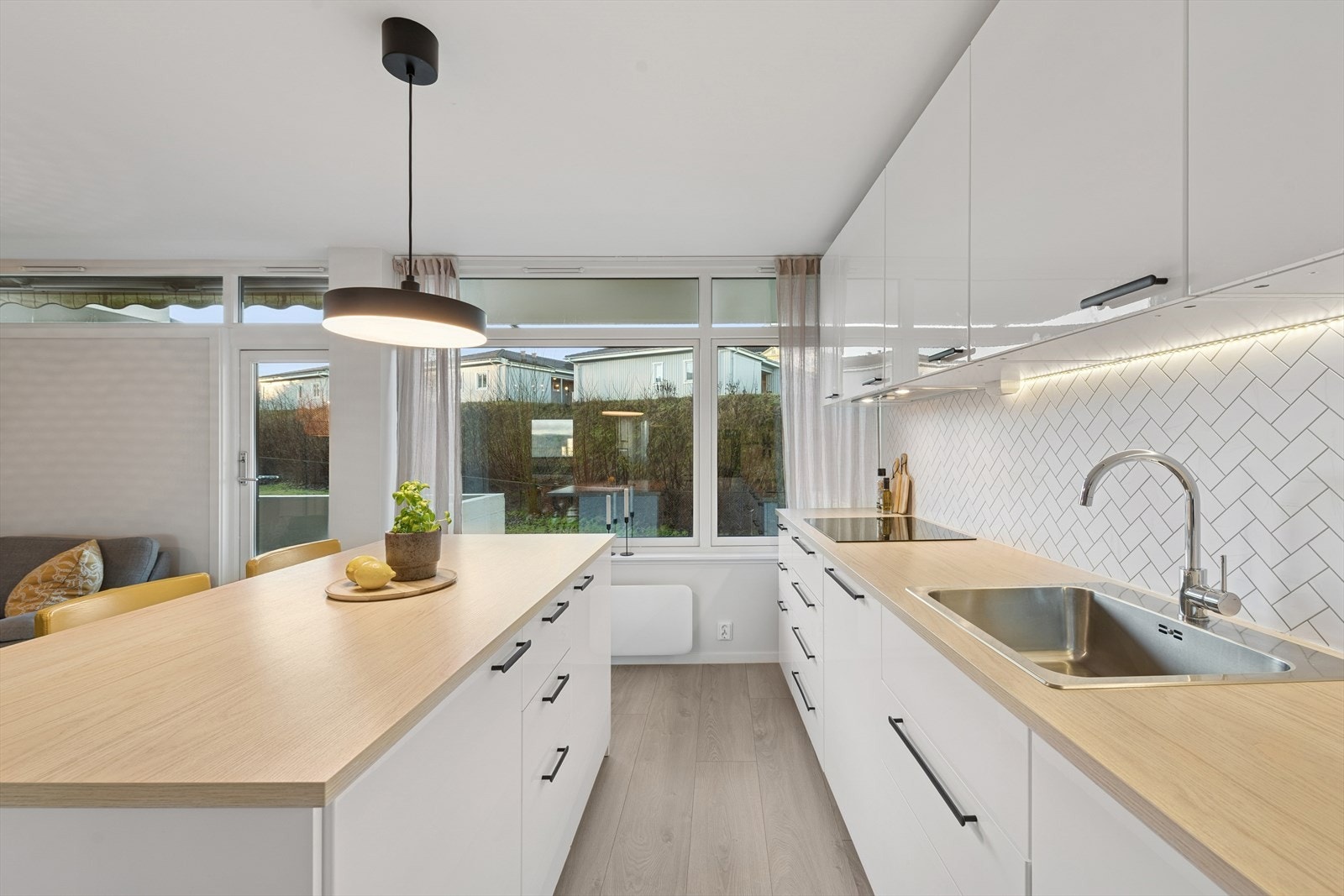 Integrerte hvitevarer som stekeovn, induksjonstopp, oppvaskmaskin og kjøl/frys. Galleribilde