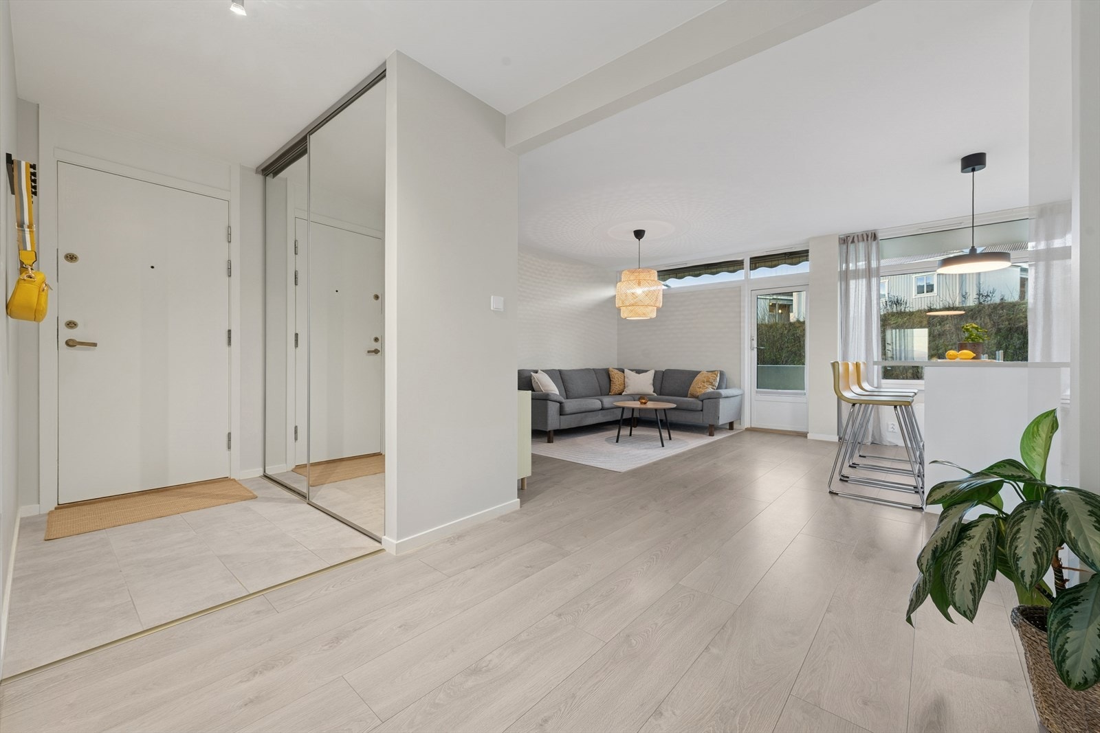 Lys og hyggelig entré med praktisk innebygget skyvedørsgarderobe. Galleribilde