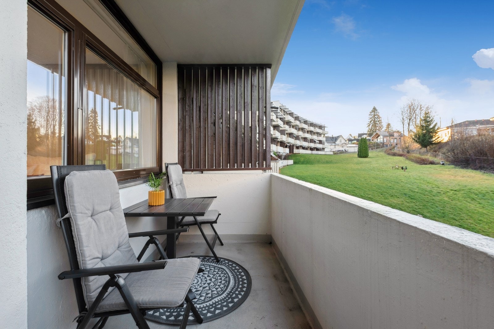 Fra stuen er det videre utgang til en solrik overbygget balkong med plass for utemøblement. Galleribilde