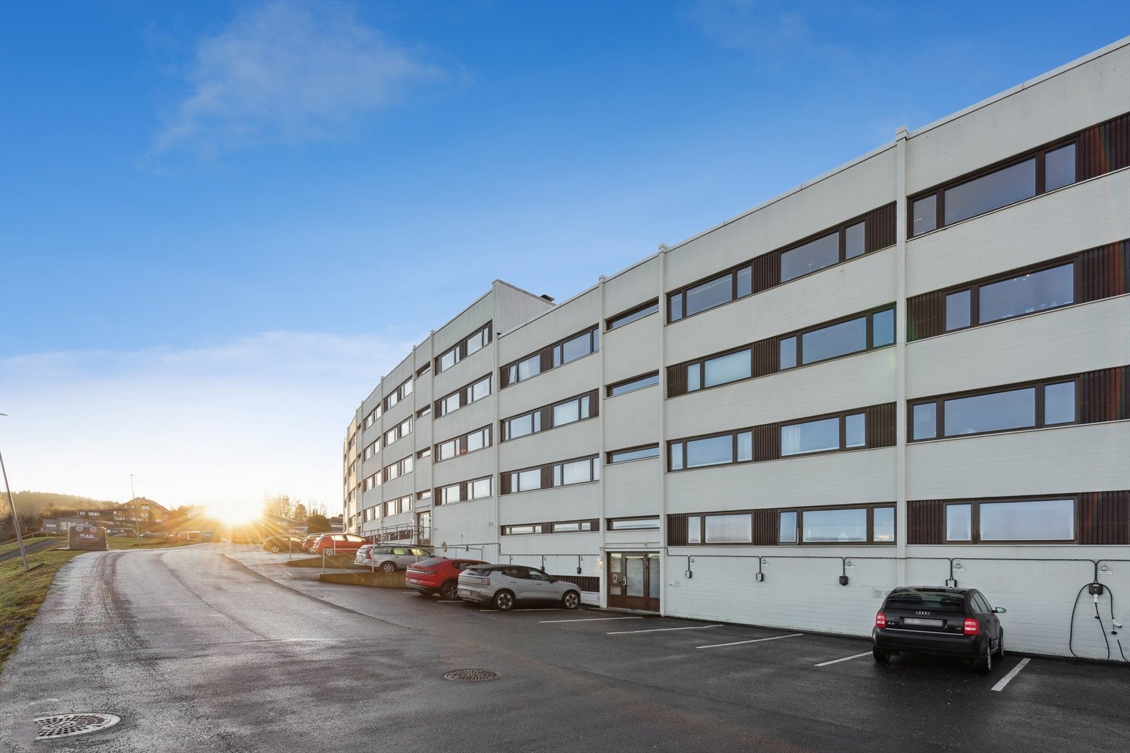 Parkeringsplass kan leies for kr. 50,- pr. mnd. Ta kontakt med styret i borettslaget for mer info. Galleribilde