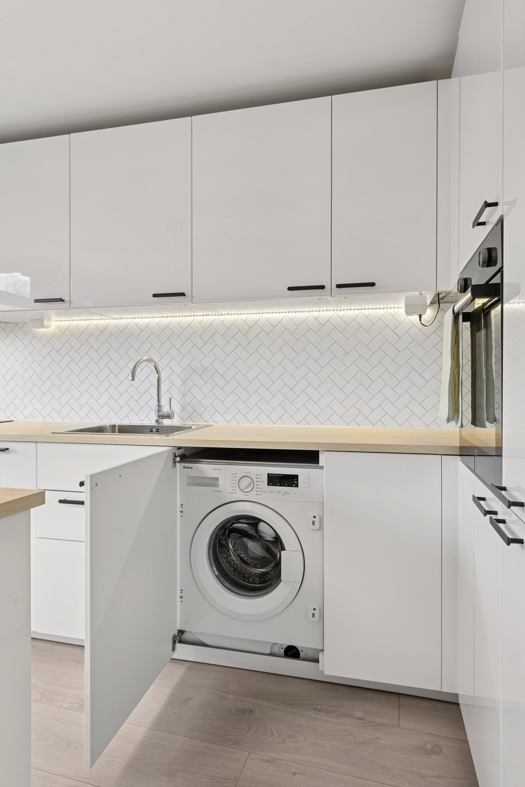 Vaskemaskinen er også plassert i kjøkkeninnredningen. Galleribilde