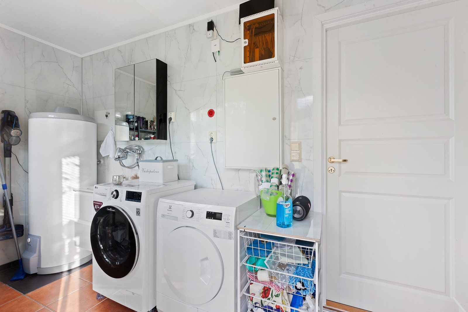 Vaskerom med utgang ut. Galleribilde