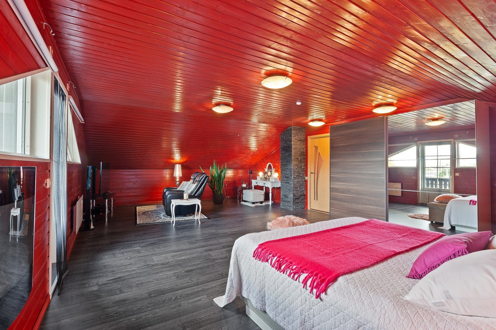 Her er det god plass til både seng, tv-stue og garderobe. Galleribilde