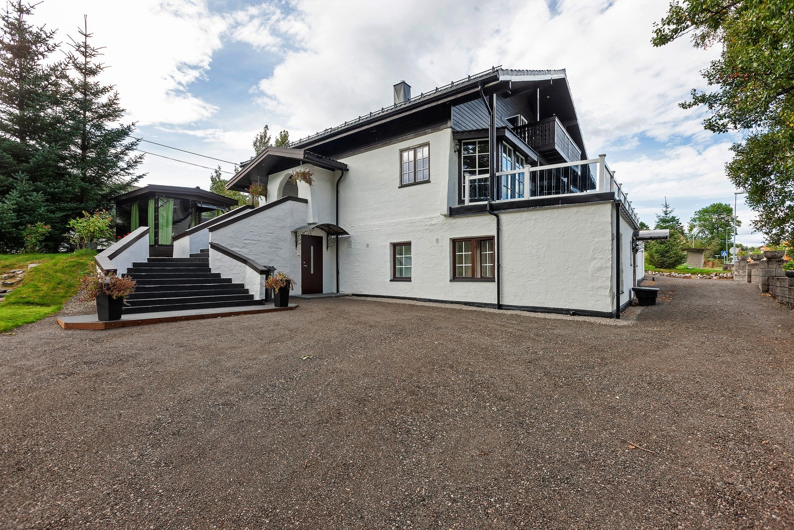 Stor og gruset gårdsplass med plass til flere biler. Galleribilde