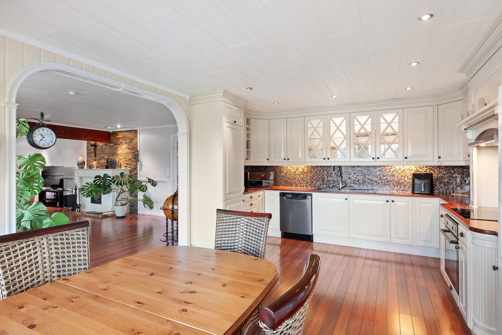 Plass til stort spisebord plassert i karnapp Galleribilde