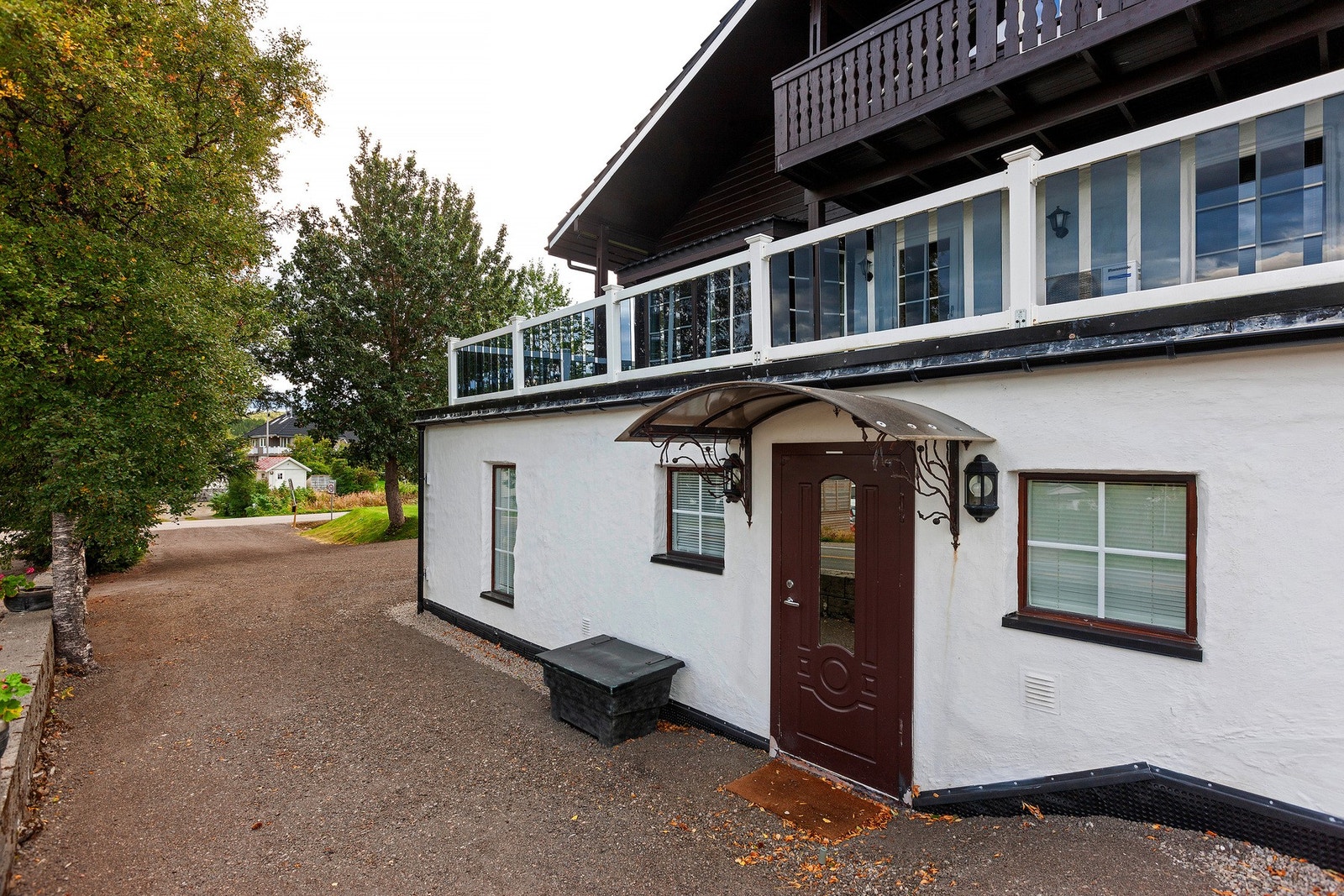 Inngangen til 2 utleieleiligheter i u.etg. Felles yttergang for leilighetene. Galleribilde