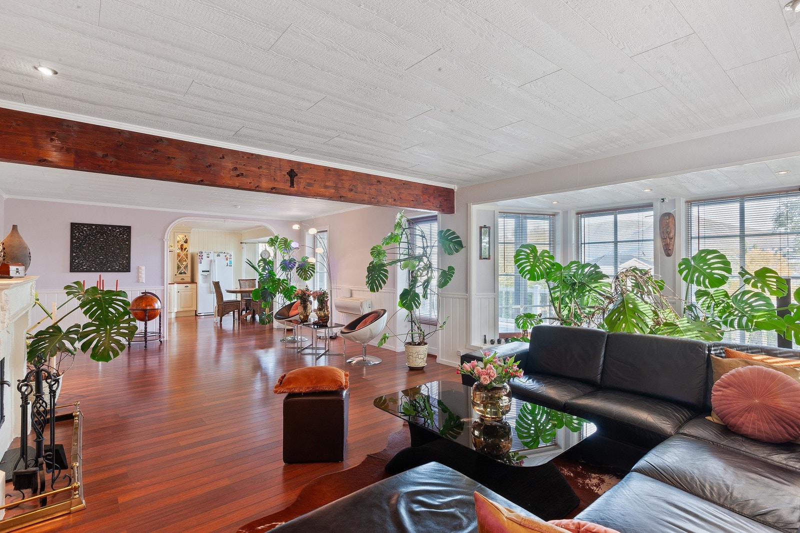 Store vindusflater som gir rikelig med naturlig lysinnslipp. Galleribilde