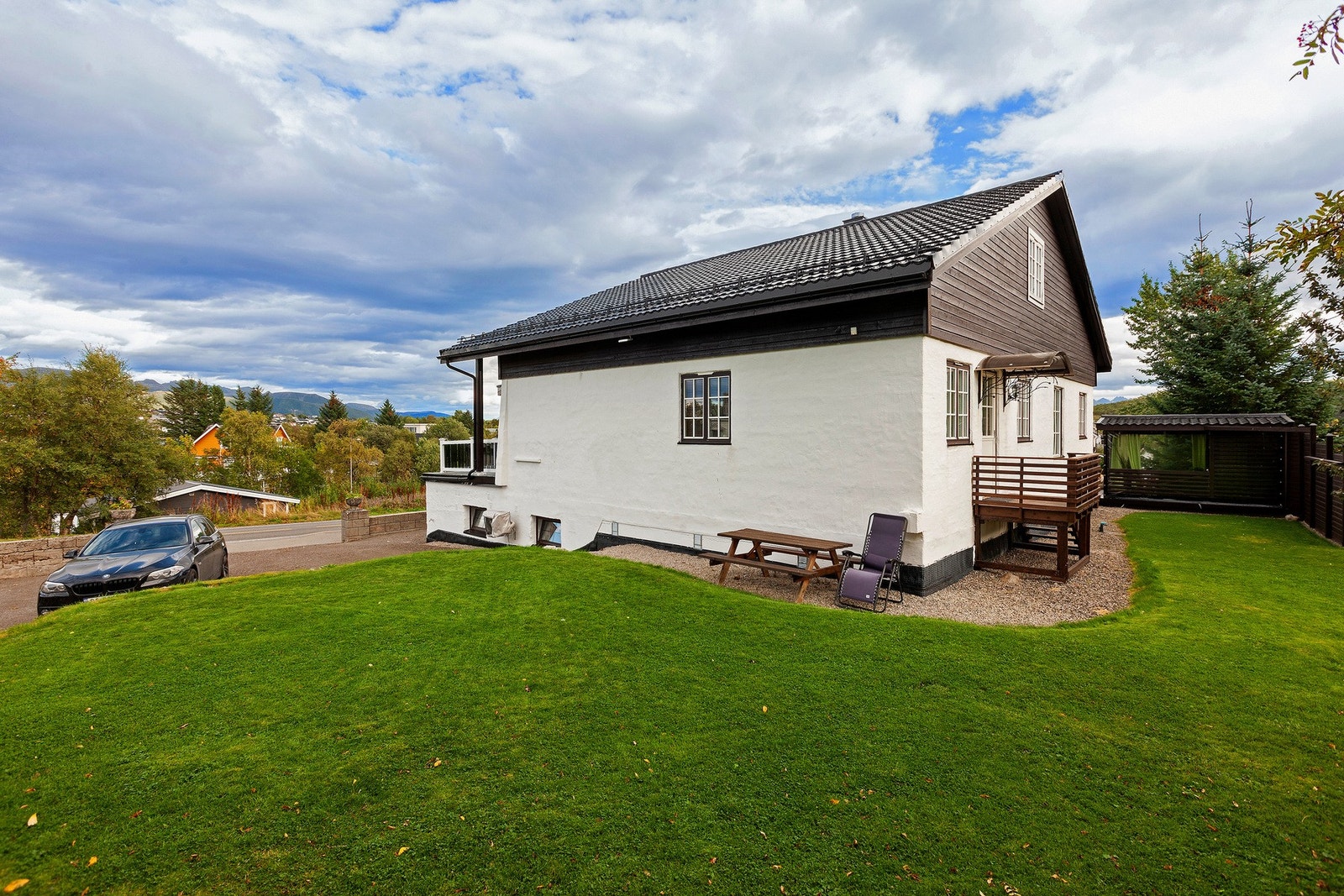 Leilighetene har parkering på denne siden. Galleribilde