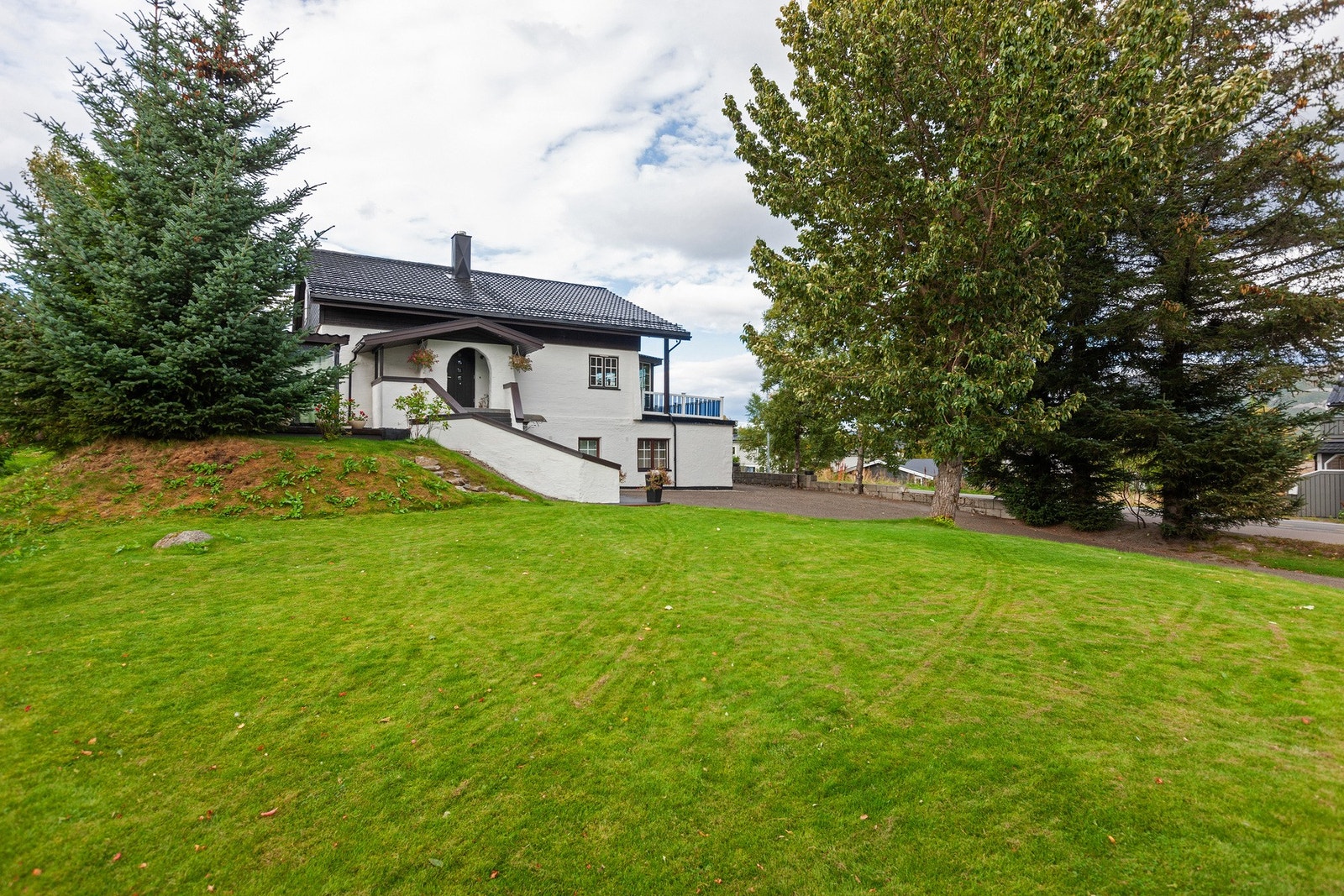 Tomten er opparbeidet med plen og beplantning, Galleribilde