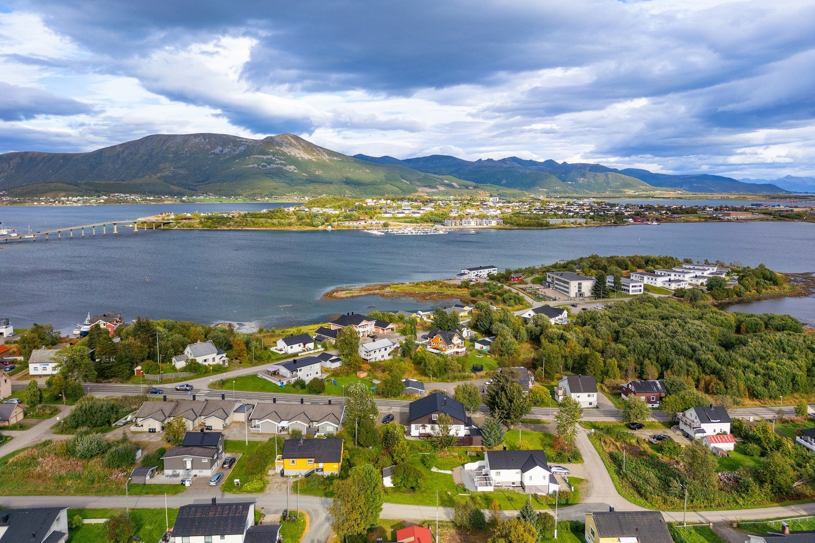 Eiendommen ligger høyt og fritt med fin utsikt mot Hadselfjorden og fjellene rundt. Galleribilde