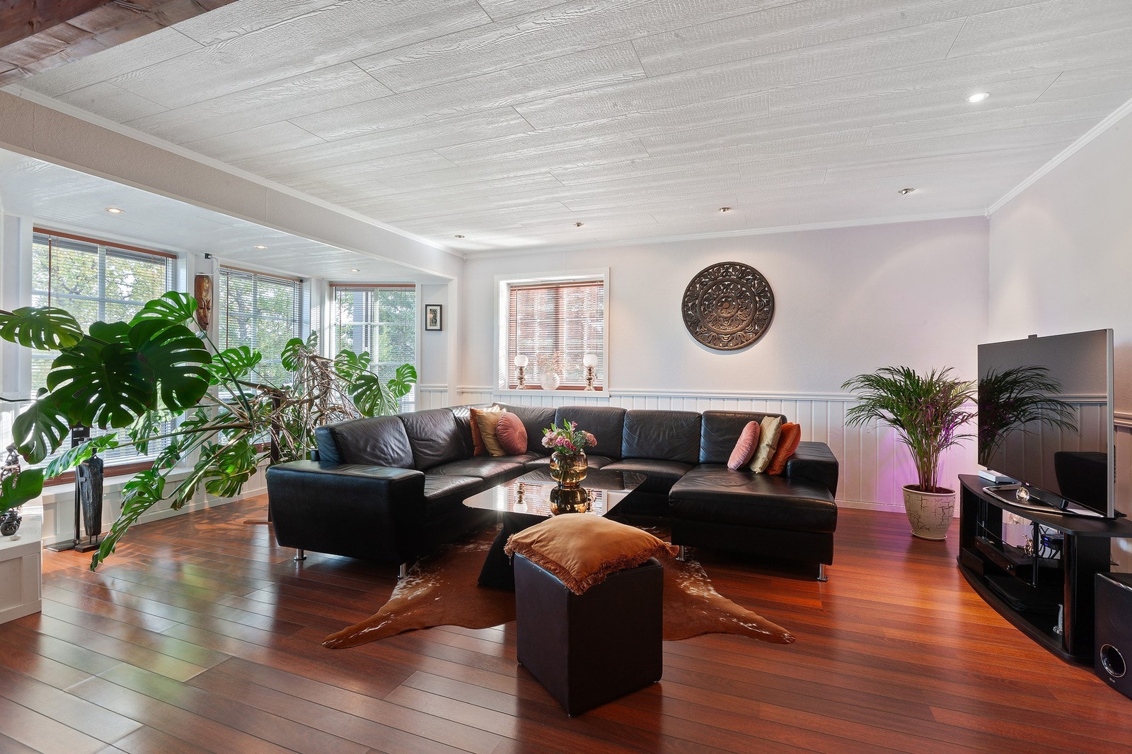 Stuen har plass til mange gjester og gir rom for flere møblernigsmuligheter. Galleribilde