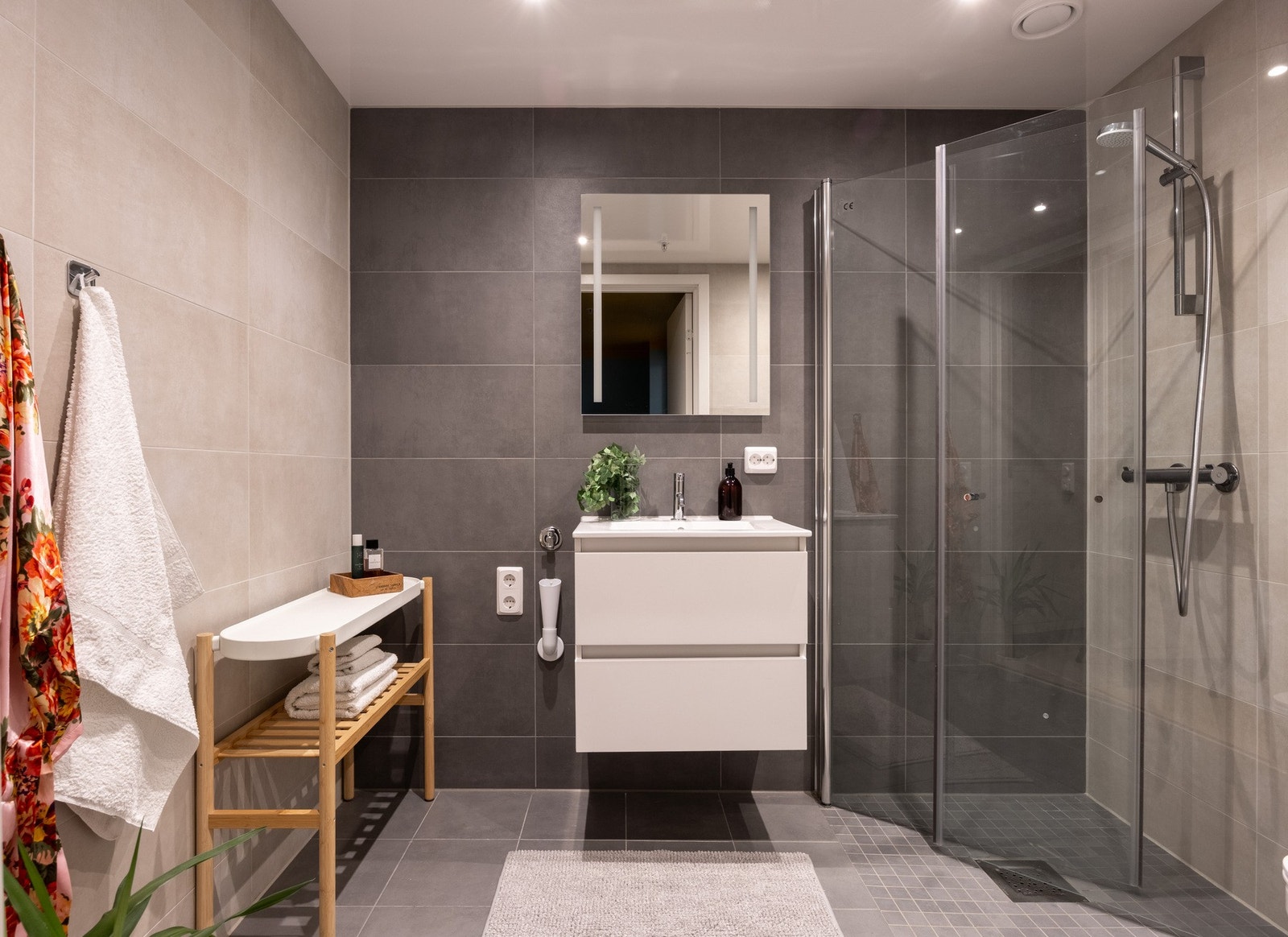 Delikat baderom med dusjhjørne Galleribilde