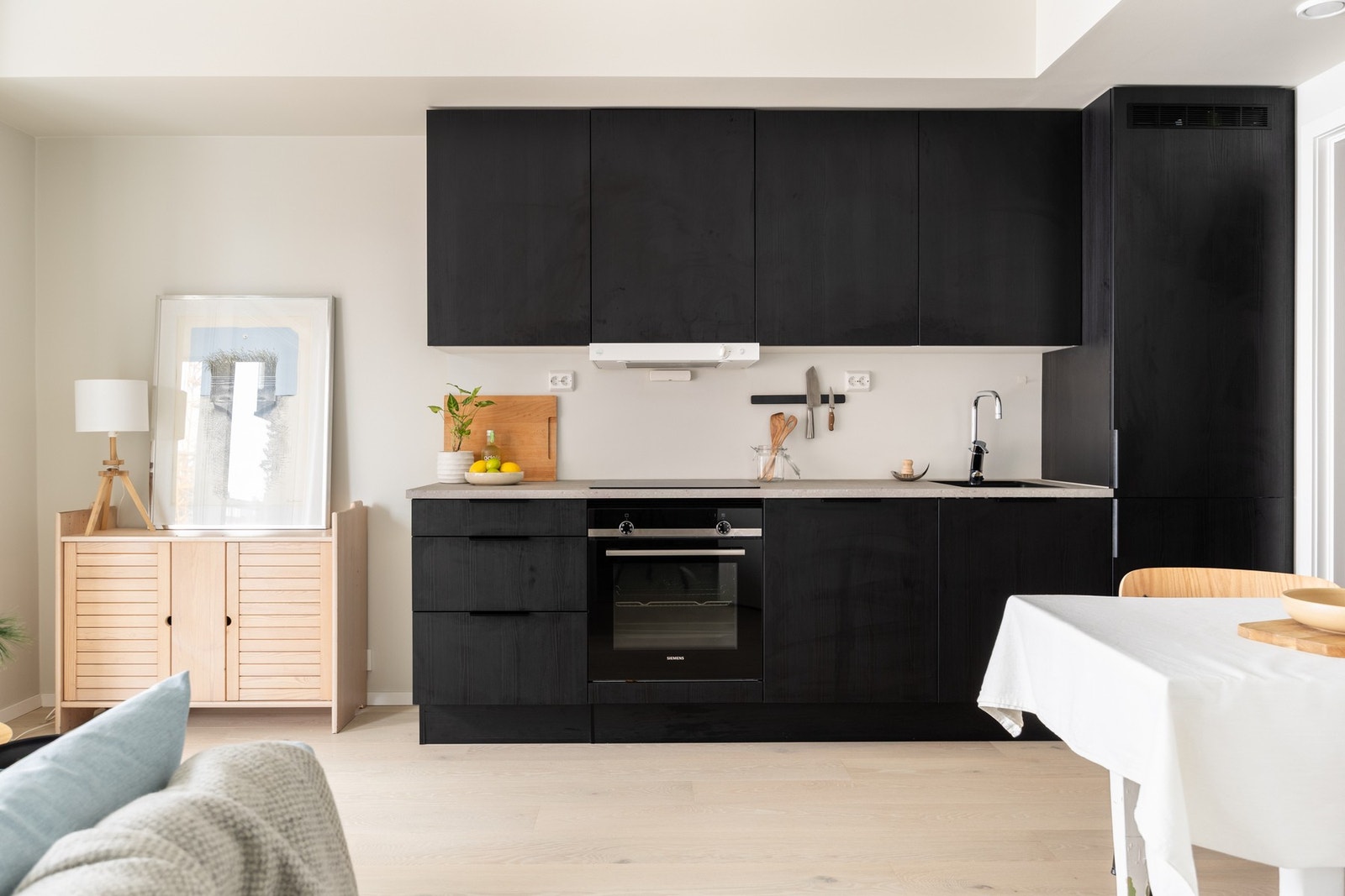 Lekkert kjøkken med integrerte hvitevarer Galleribilde