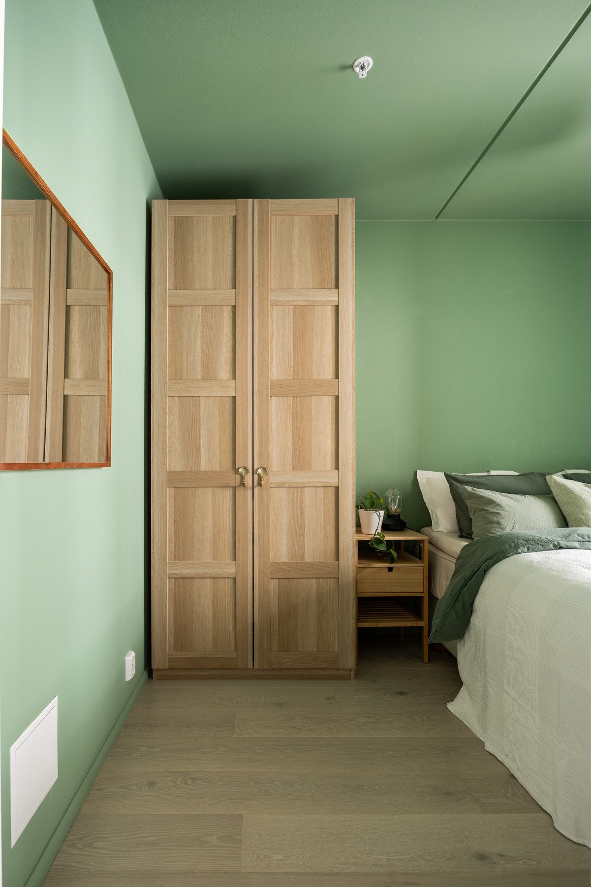 Garderobeskap medfølger Galleribilde