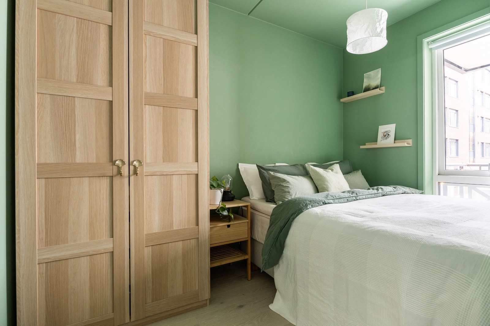 Stort soverom med plass til dobbeltseng Galleribilde