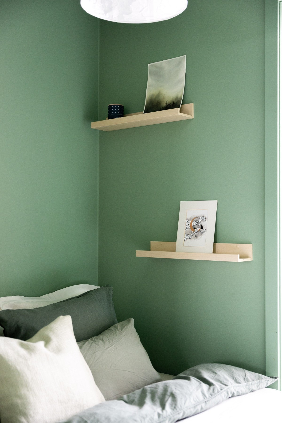 Hele soverommet er malt i en behagelig grønnfarge Galleribilde