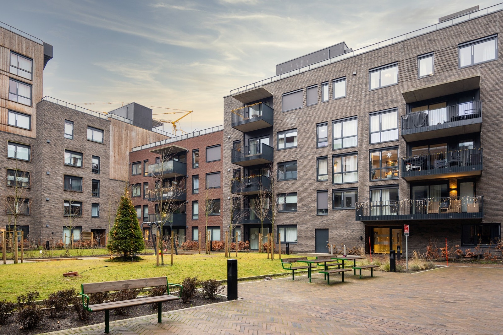 Leiligheten og bygget er omkranset av svært pent opparbeidede fellesområder som takterrasse med nydelig utsikt, hobbyrom, smøreverksted og vaskestasjon for sykkel i borettslaget. Galleribilde