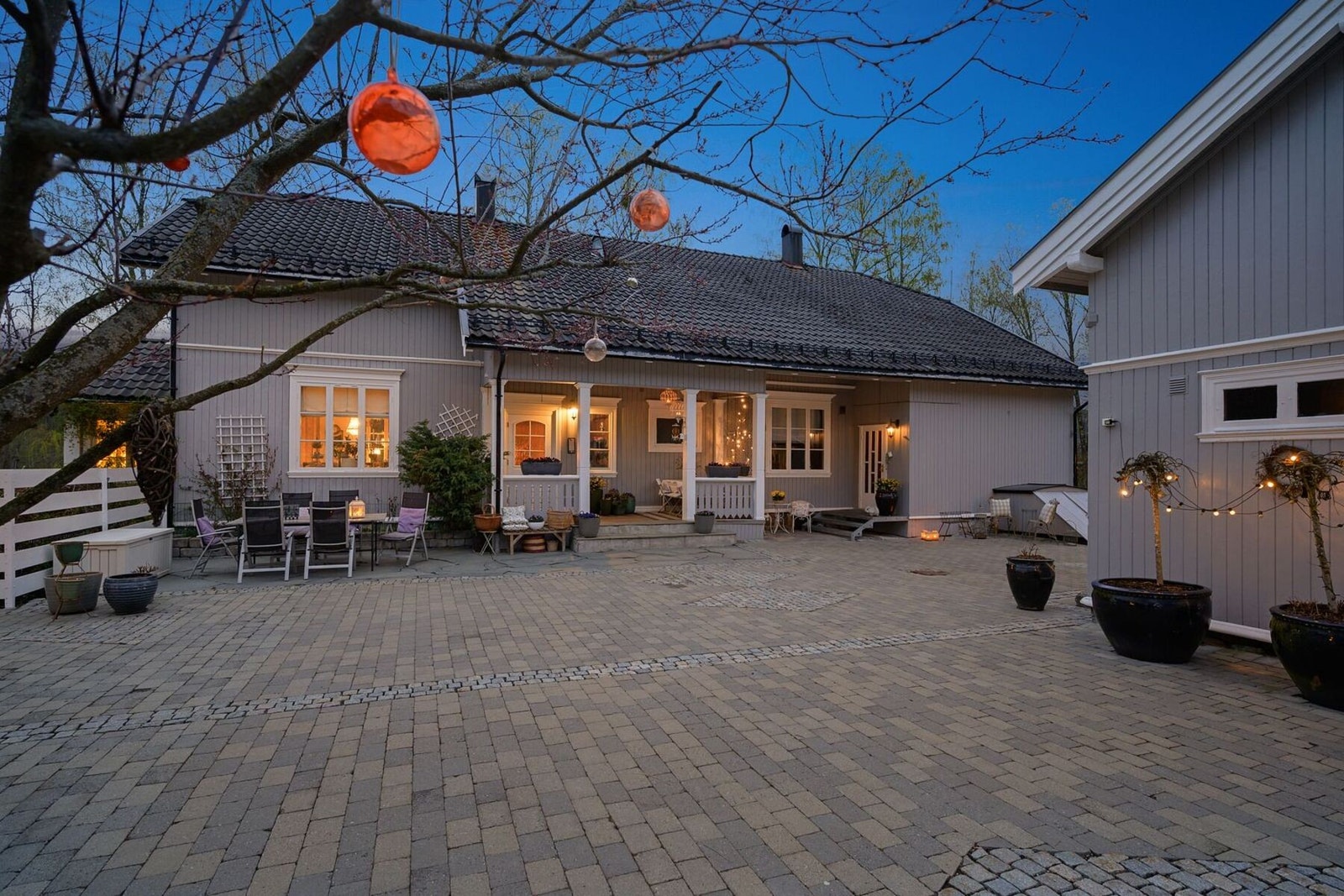 Dette er en sjarmerende og innholdsrik eiendom med bryggerhus, hundegård og garasje, beliggende svært usjenert, men samtidig sentralt. Galleribilde