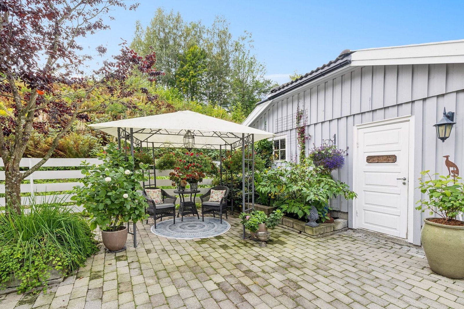 Uteplass hvor man kan nyte herlig sommerdager. Galleribilde