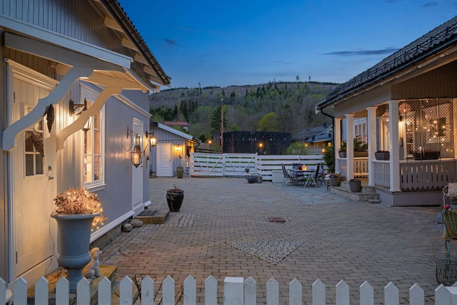 Her har du kort vei til både skole og offentlig kommunikasjon, noe som gir en praktisk og velfungerende hverdag. Galleribilde