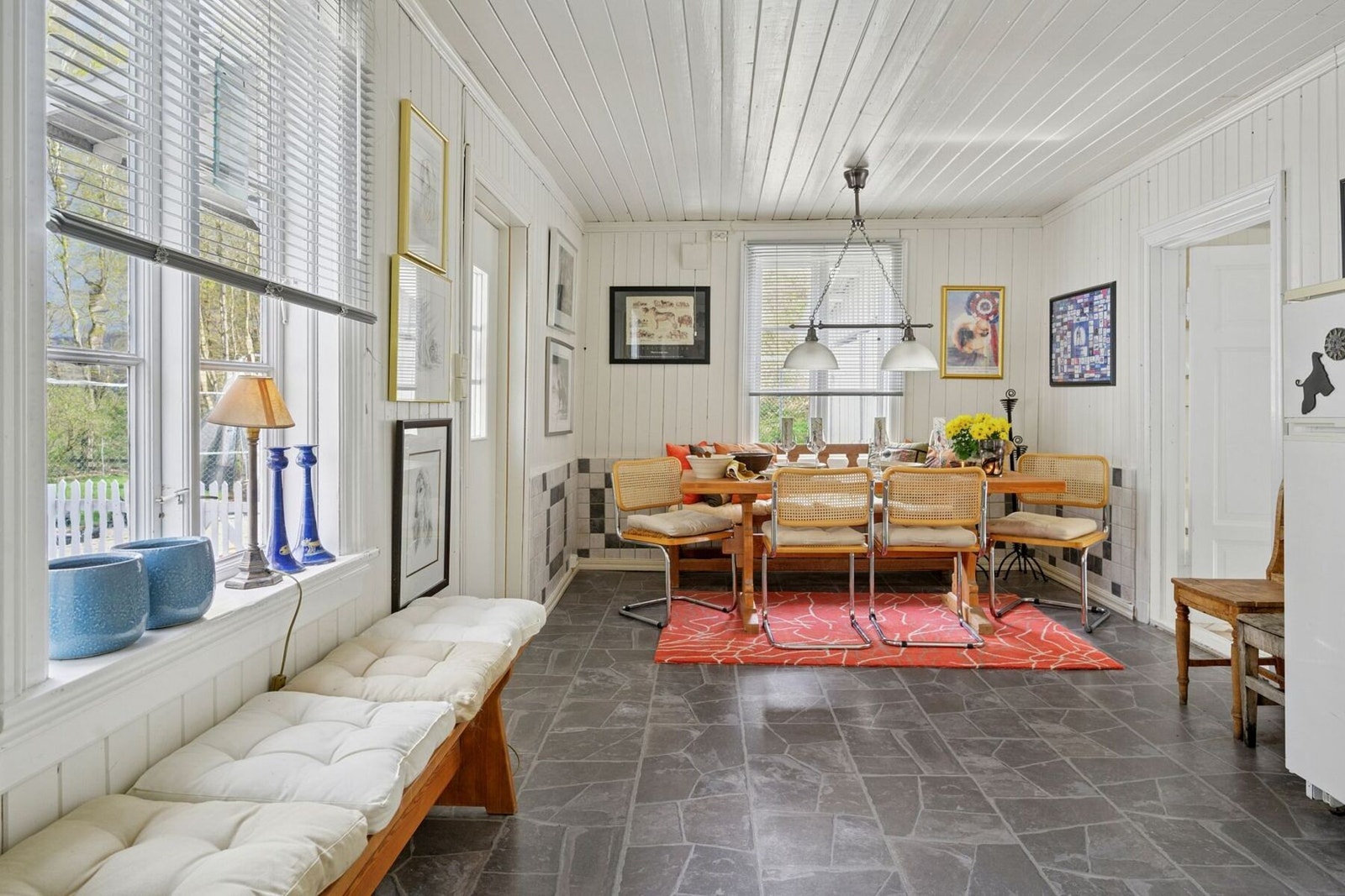 Spisestue og kjøkken i åpen løsning i bryggerhus. Galleribilde