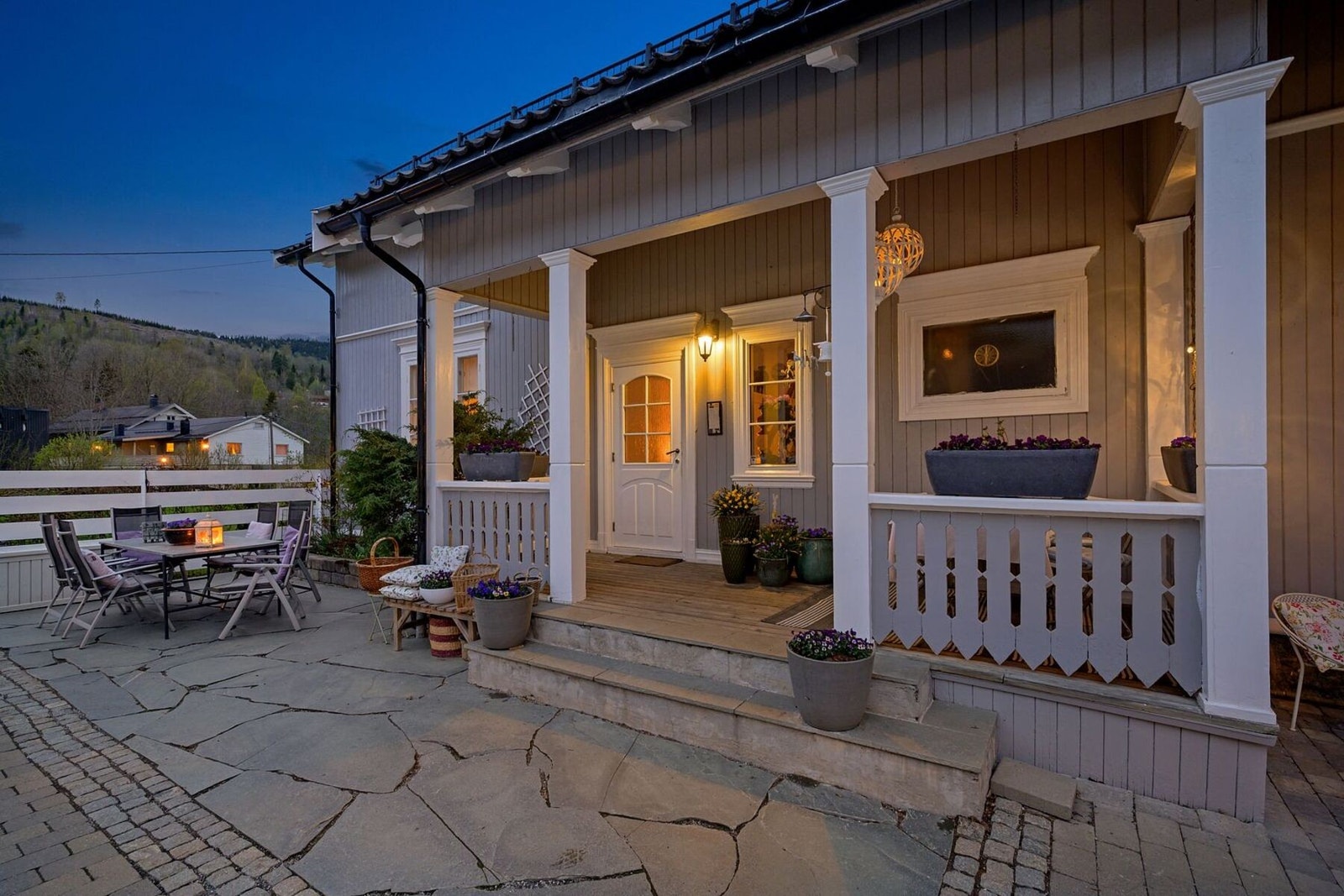 Hyggelig inngangsparti til hovedhus. Galleribilde