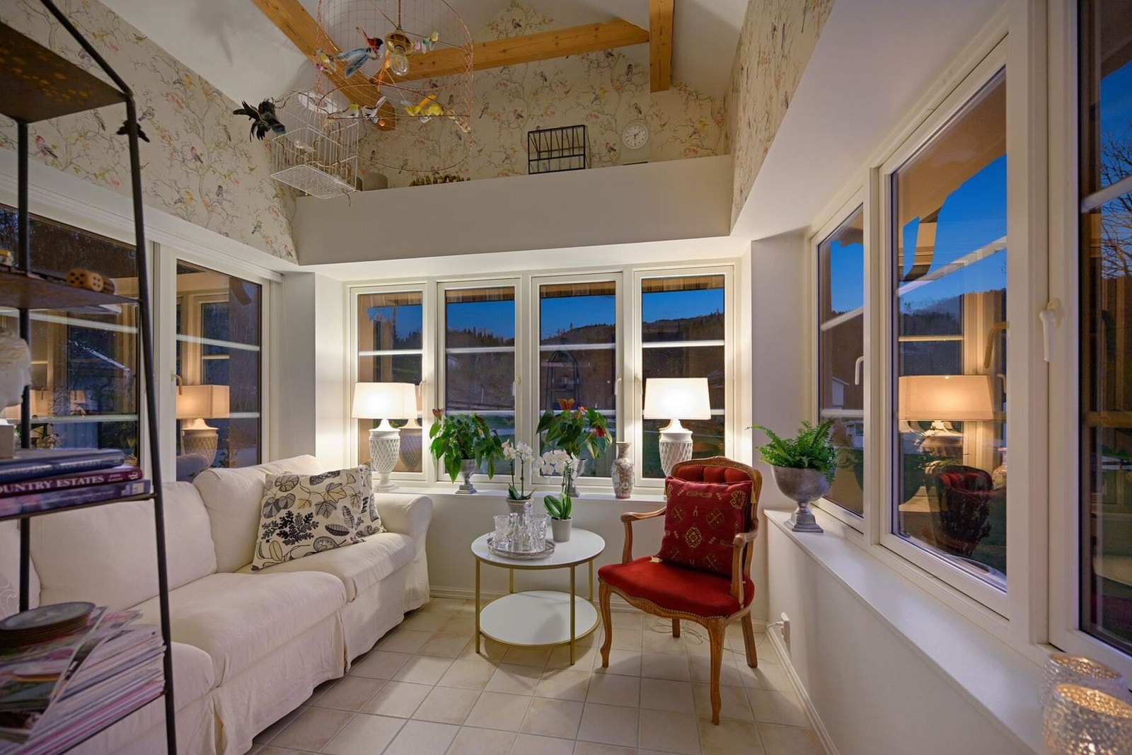 Hagestuen ligger som en naturlig del av stuen og byr på flott utsikt over egen tomt. Galleribilde