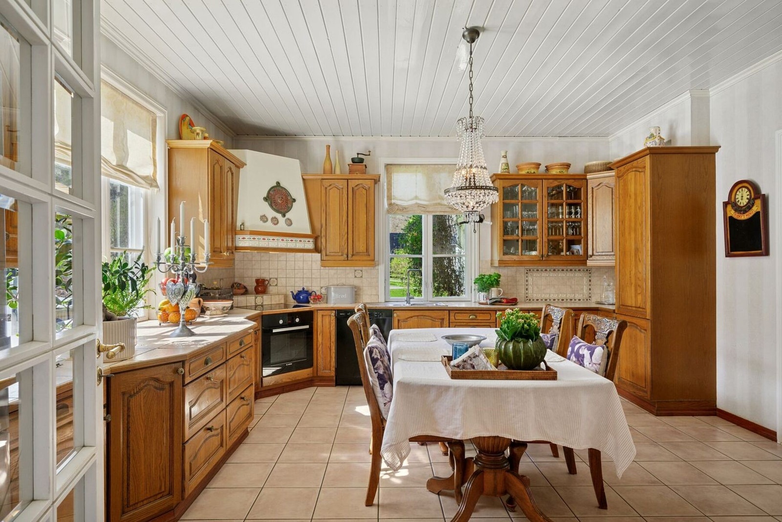 Hovedhuset består av to kjøkken, hvor det ene har en flott kjøkkeninnredning med profilerte fronter i eik fra JKE Design (1996). Galleribilde