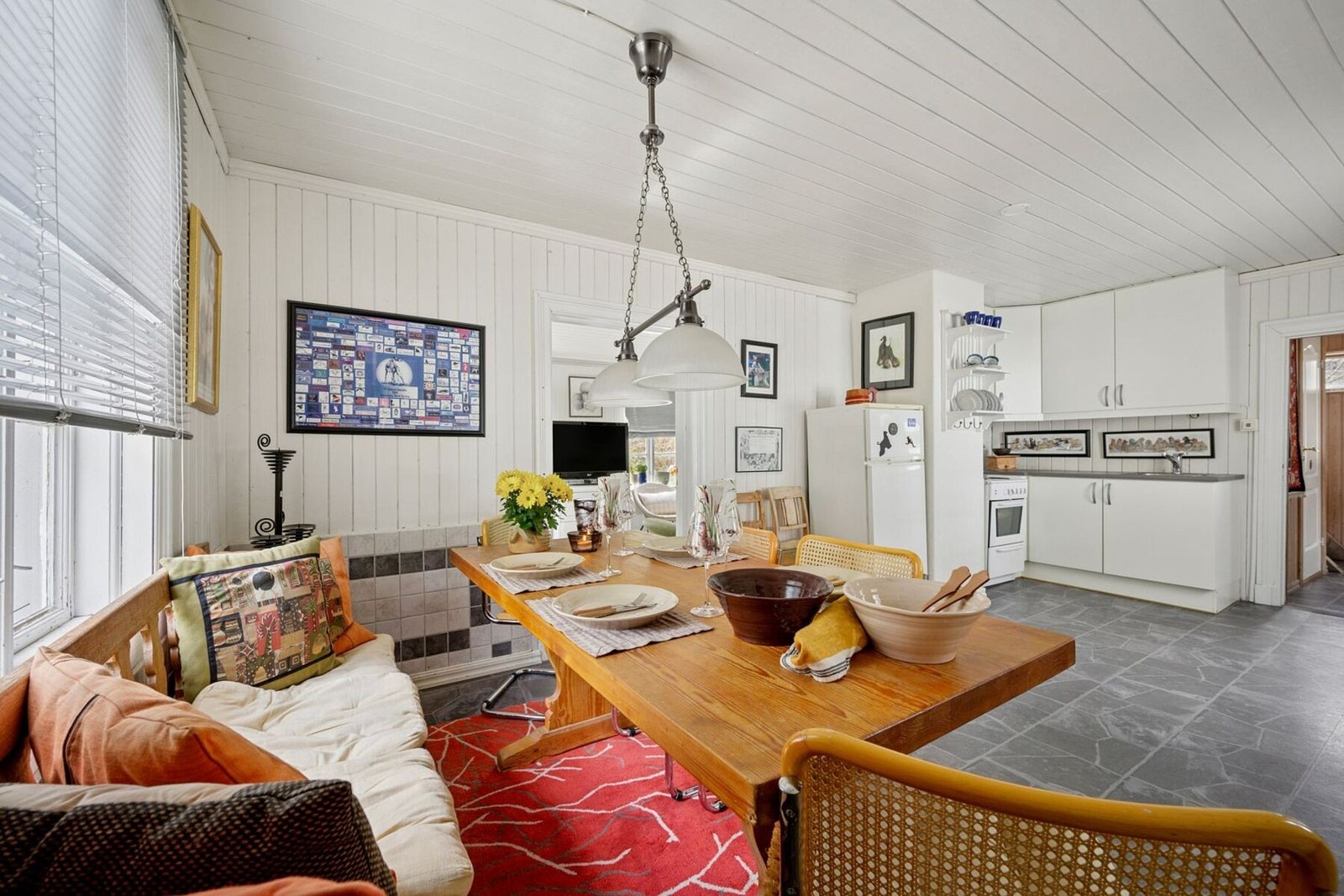 Spisestue og kjøkken i åpen løsning i bryggerhus. Galleribilde