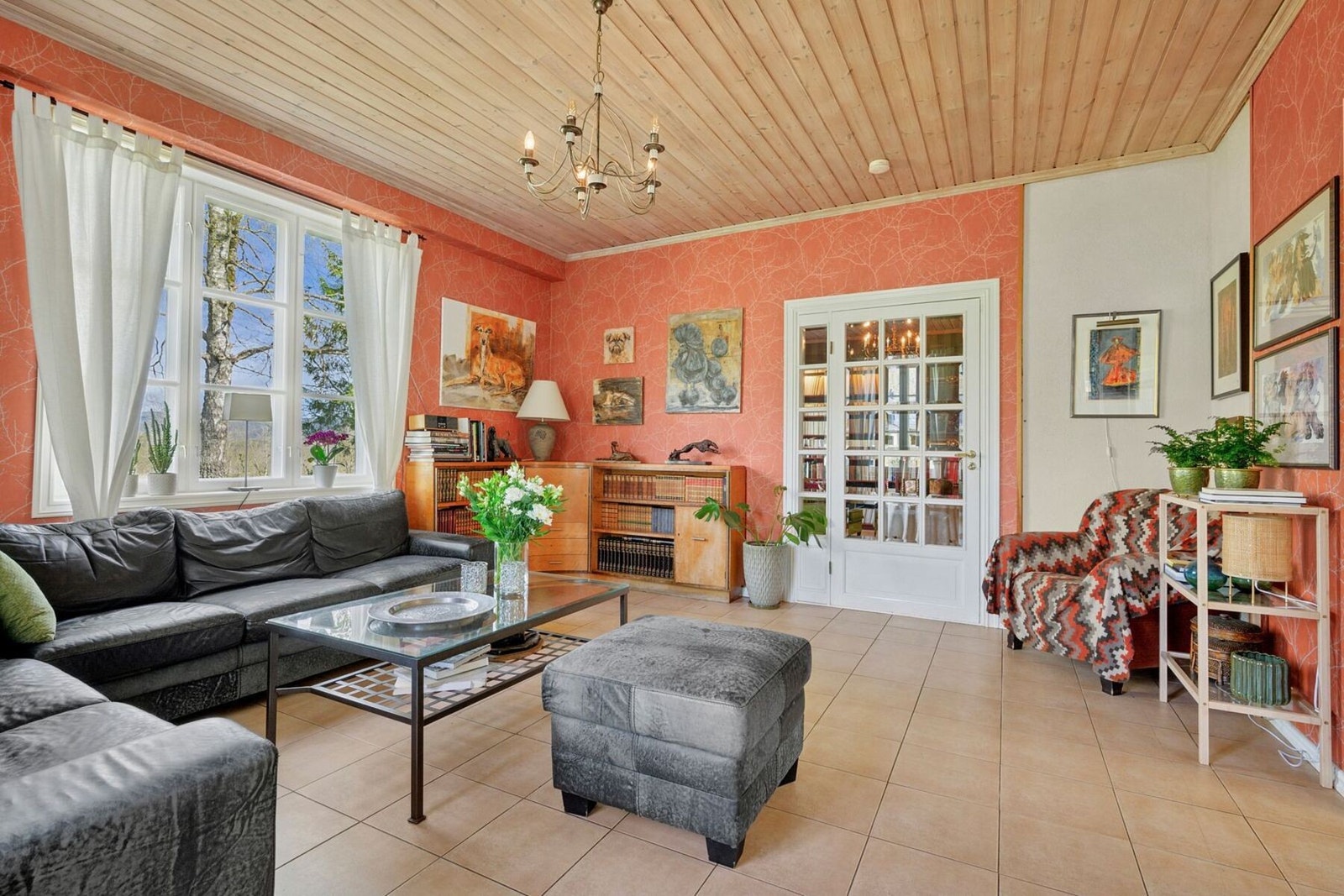 Boligen har flere herlige og romslige stuer med store vindusflater som slipper inn rikelig med naturlig lys. Galleribilde