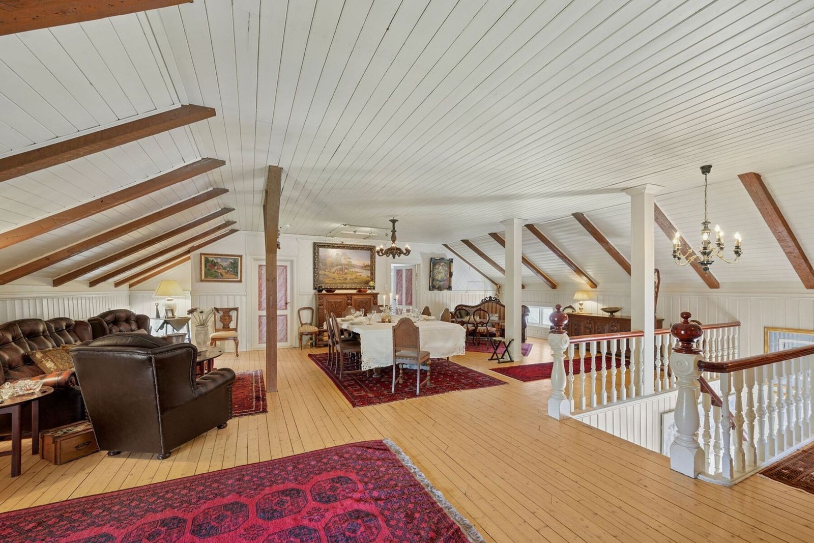 Andre etasje har en storstue som har god plass til det møblementet man ønsker. Galleribilde