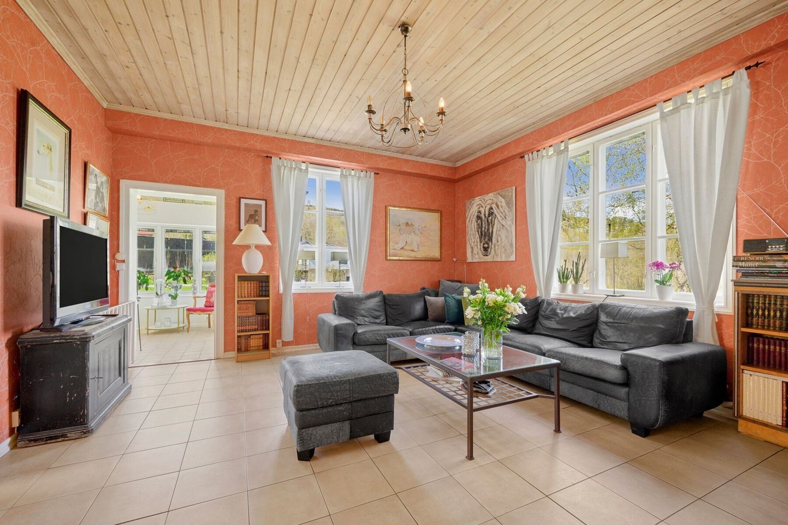 De gode romstørrelsene gir flere møbleringsmuligheter, med plass til både sofagrupper og spisegruppe. Galleribilde