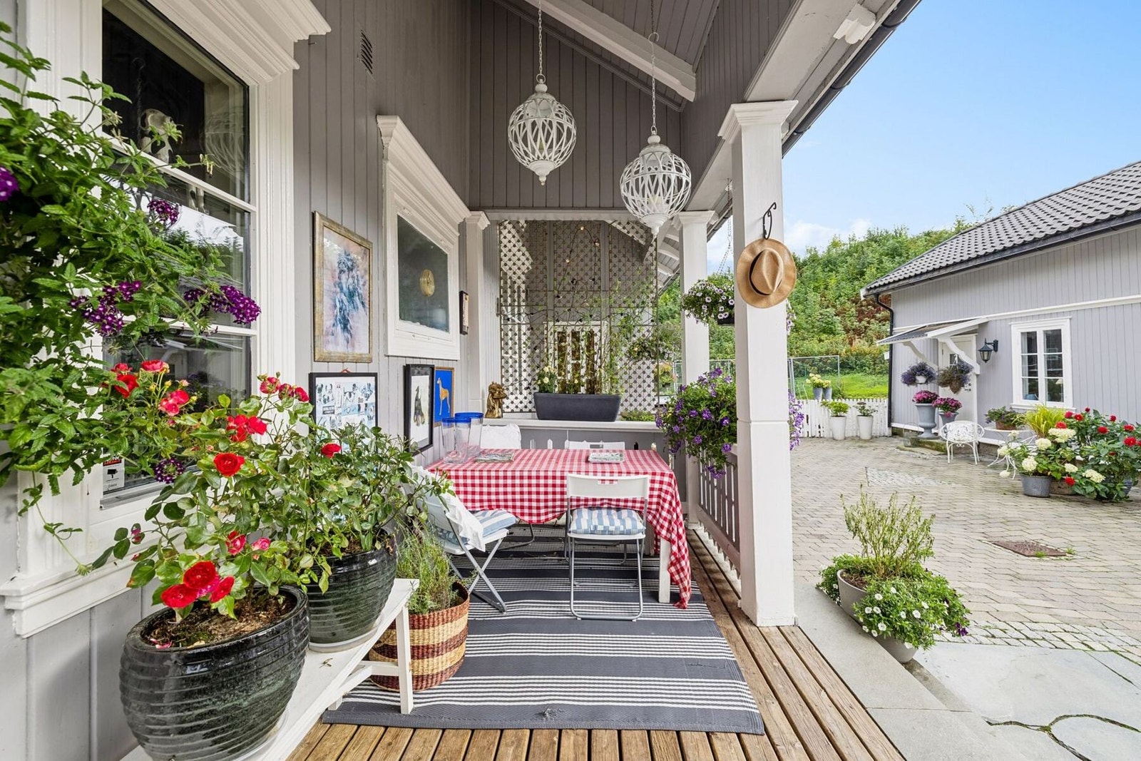 Bygningene inneholder til sammen tre kjøkken, fire bad og det er to innganger til hovedhus. Galleribilde