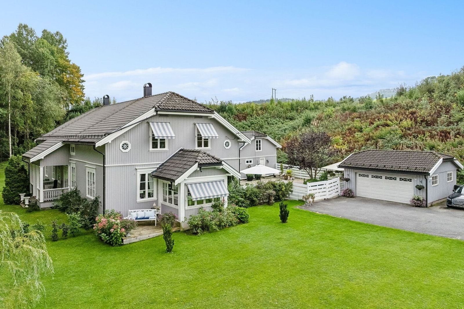 Eiendommen ligger i et naturskjønt område med spredt bebyggelse og byr på en romslig tomt som er pent og gjennomtenkt opparbeidet over mange år. Galleribilde