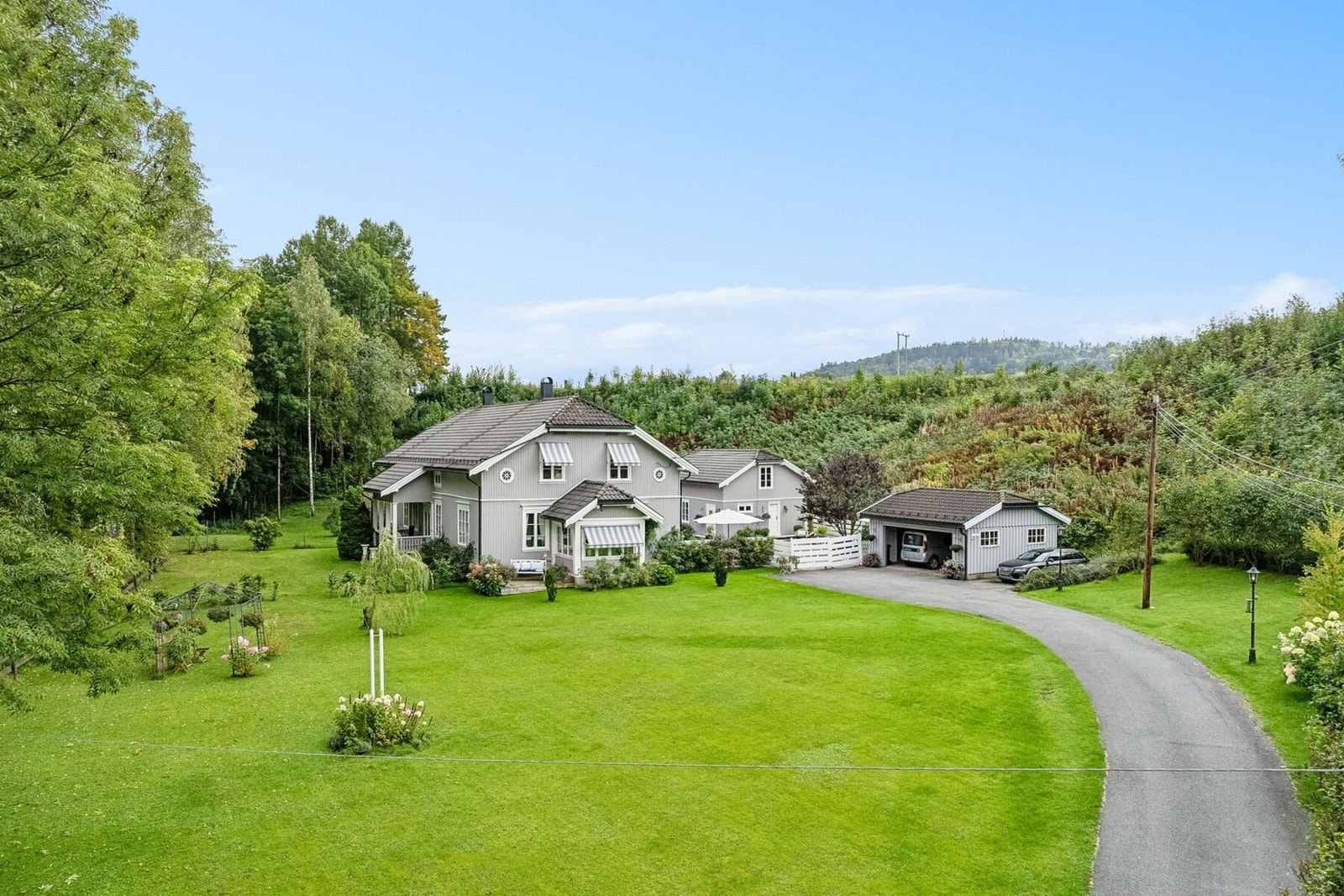 Privatmegleren ved Magnus Landgraff har gleden av å presentere denne herskapelige eiendommen med flott tomt, bryggerhus, garasje og hundegård. Galleribilde
