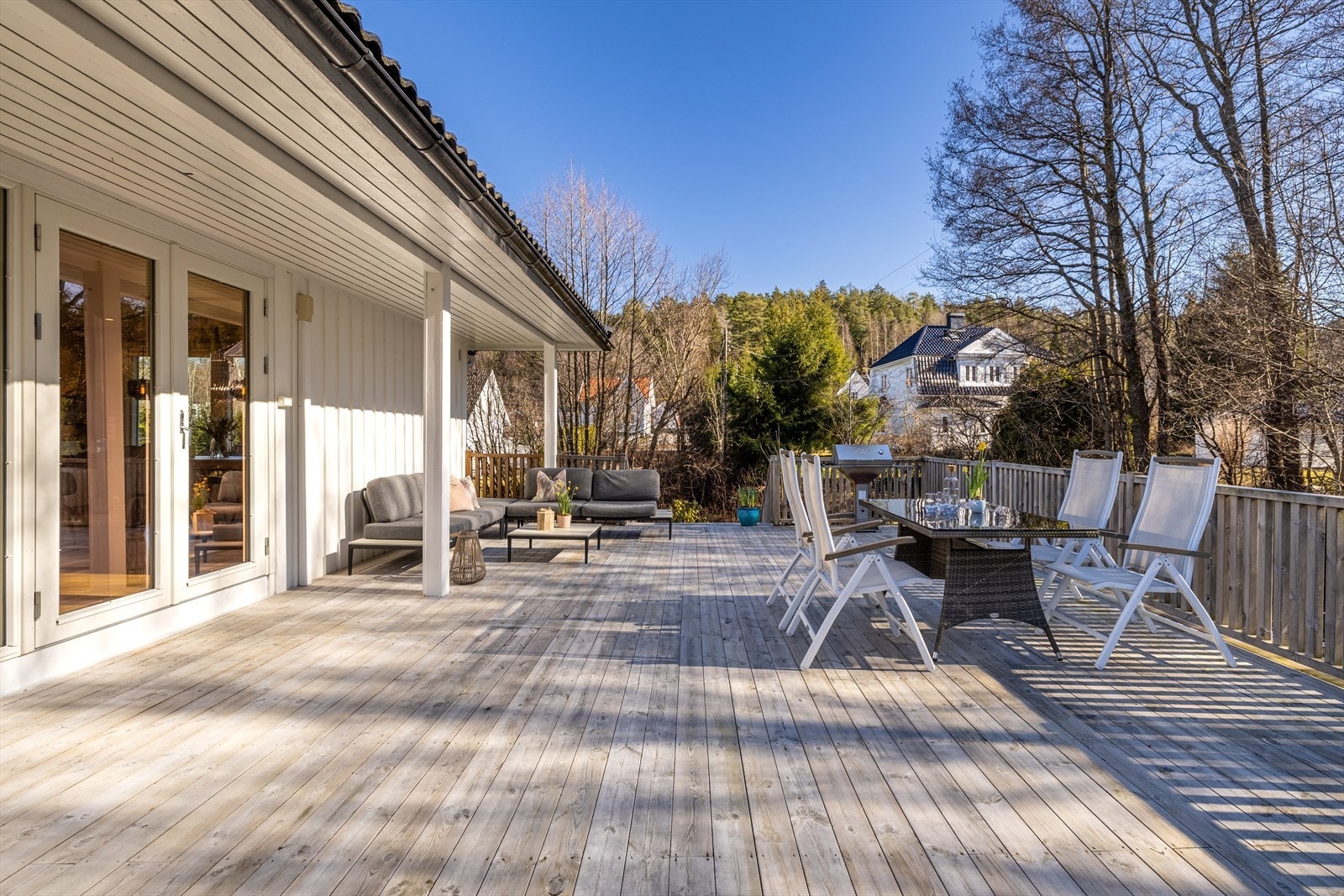 Boligen er beliggende på en romslig eiertomt på drøye målet, med flere, fine uteplasser og stor, skjermet hage. Galleribilde