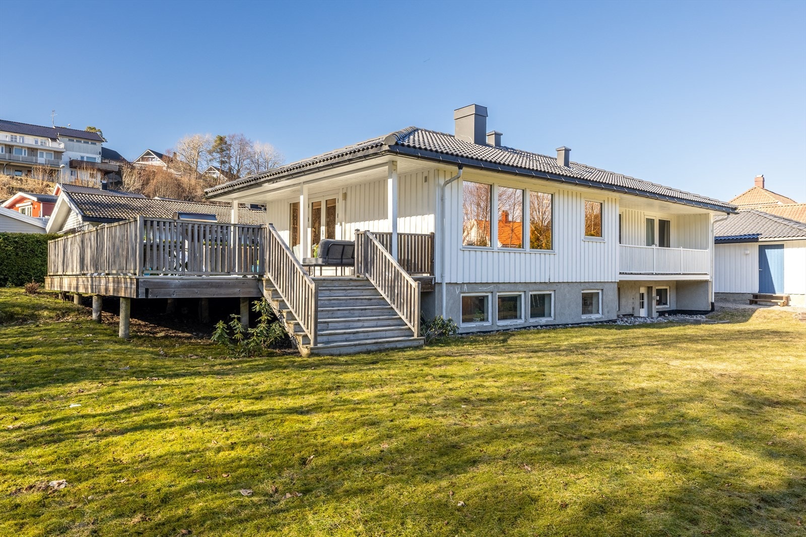 En velholdt og innholdsrik familiebolig med hybel i et rolig og barnevennlig område. Galleribilde
