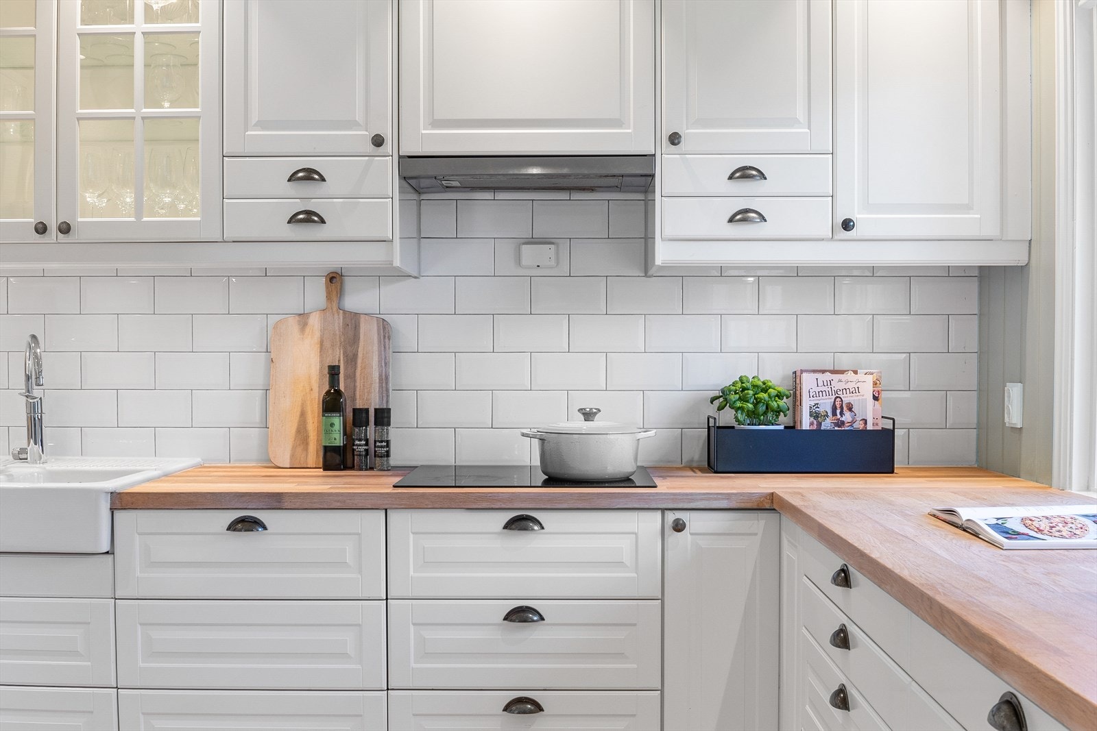 Hvitevarene er integrerte og består av stekeovn (2021), mikrobølgeovn, platetopp, oppvaskmaskin (2021) og kjøle/fryseskap. Over kokesonen er det ventilator. Galleribilde