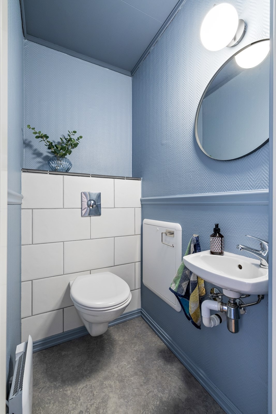 I hovedetasjen er det et praktisk og separat toalettrom - perfekt ved besøk av gjester. Rommet er malt i 2025 og har nytt speil og belysning. Galleribilde
