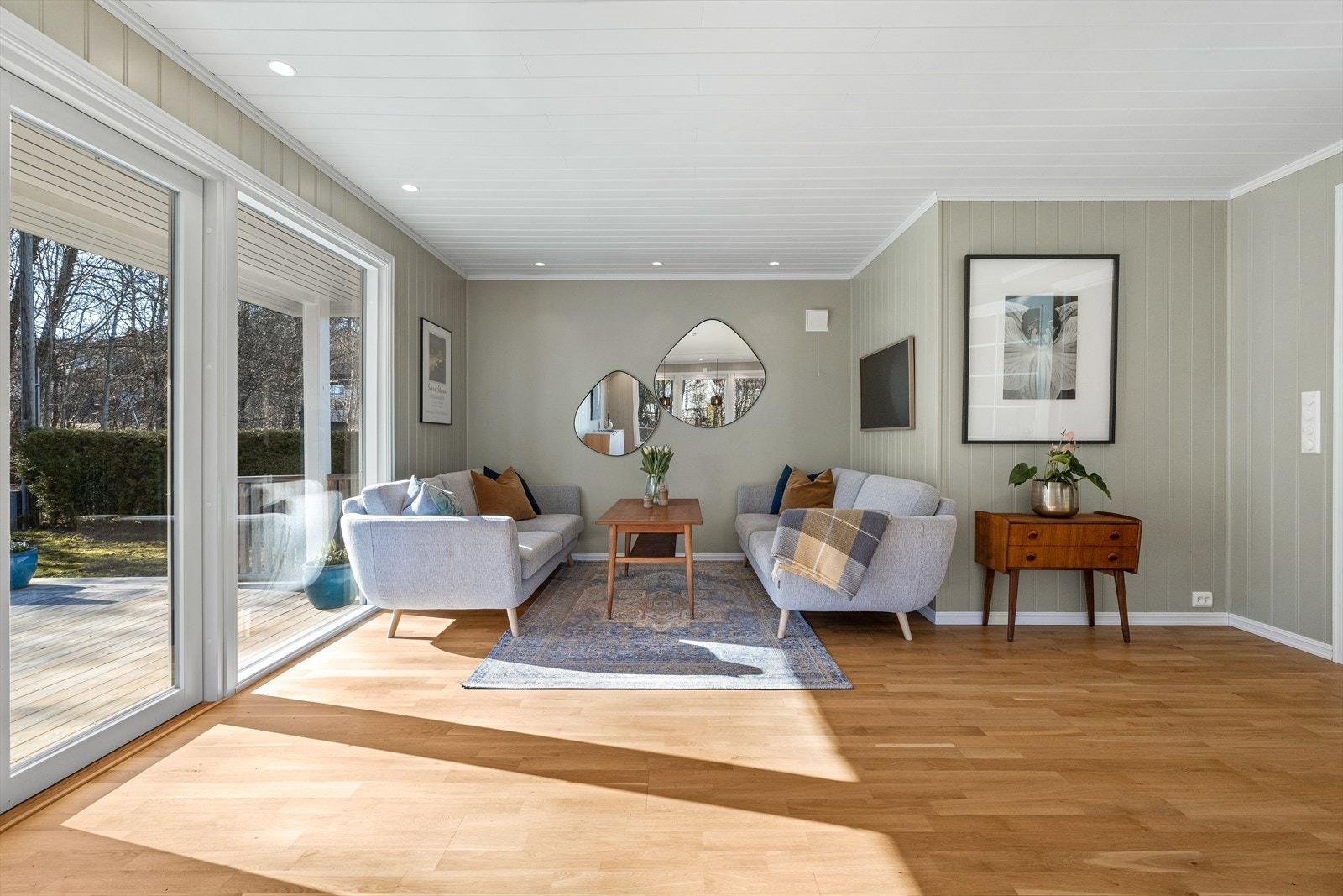 Boligen har stue og kjøkken i delvis åpen løsning - et romslig allrom og naturlig samlingspunkt for familien. Galleribilde