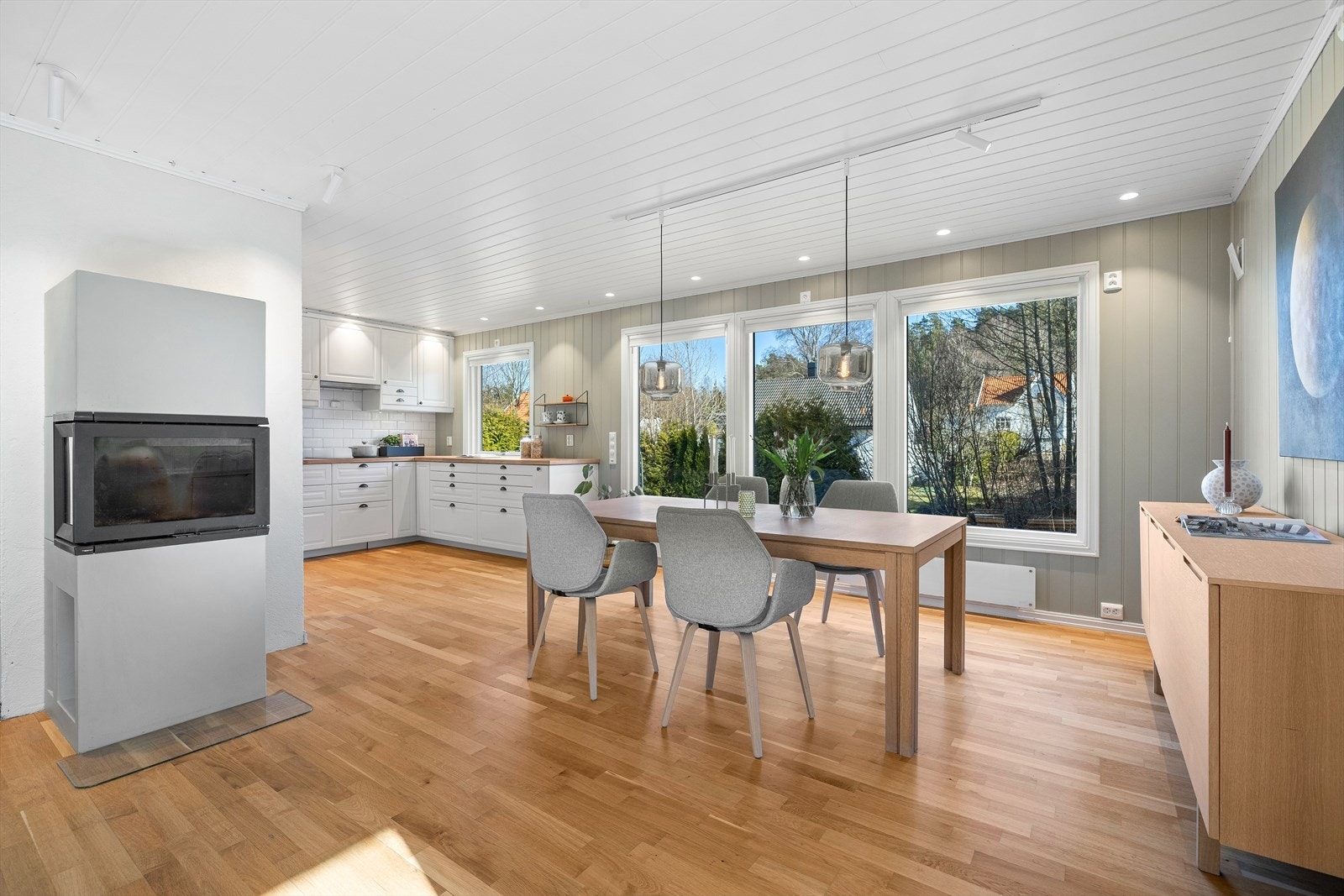 Gulvet har parkett og øvrige overflater har malt panel i en dus og moderne fargetone, sparklet og malt i 2021. Galleribilde