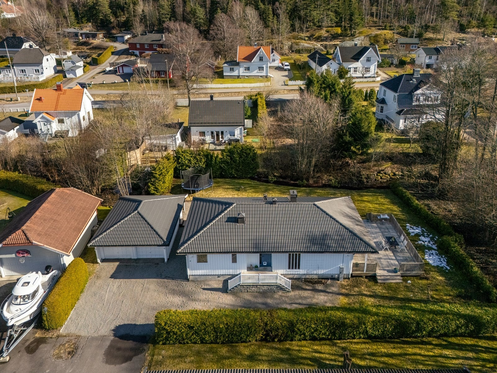 I familievennlige omgivelser på Arås ligger denne velholdte eneboligen fra 1980. Galleribilde